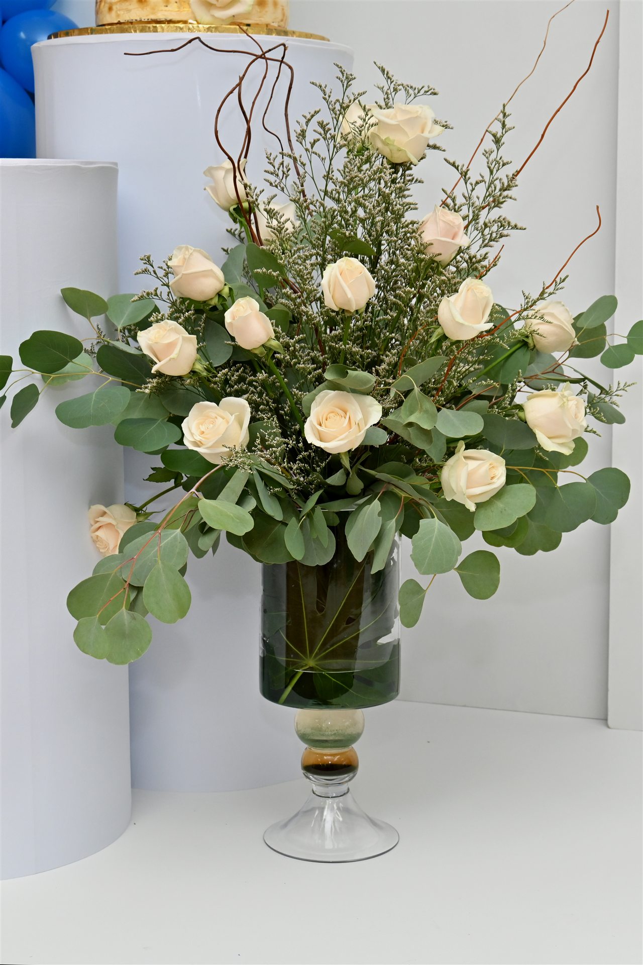 Arreglo floral de rosas y follaje