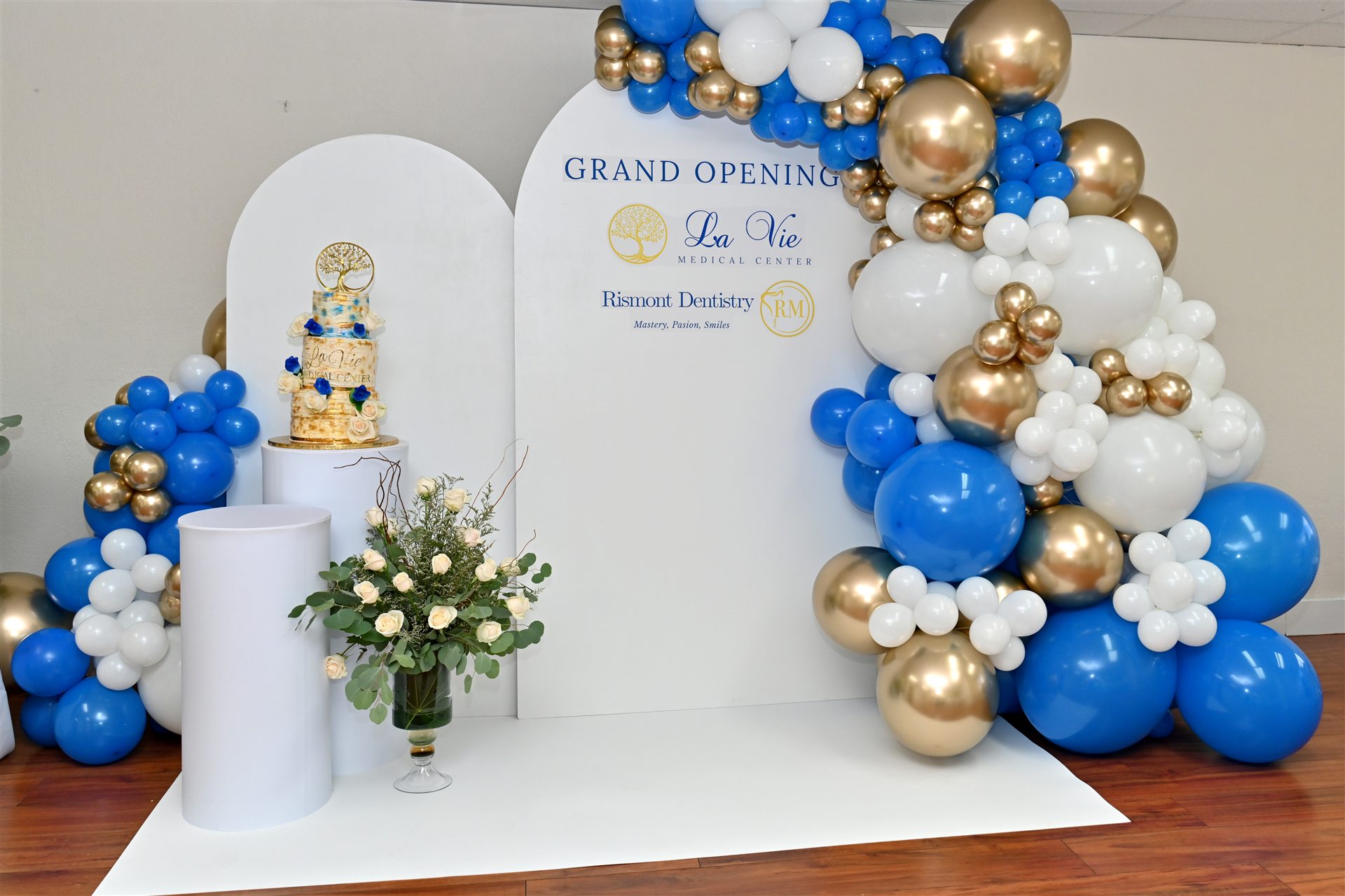 Instalación completa con escenario, flores y globos